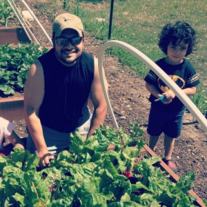 Tom et son fils Alex dans leur potager