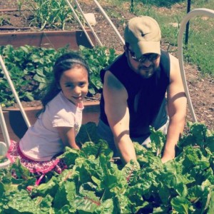 Tom et sa fille Laïla dans leur jardin bio